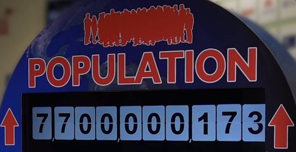 El reloj de la población mundial de Loro Parque rompe la barrera de los