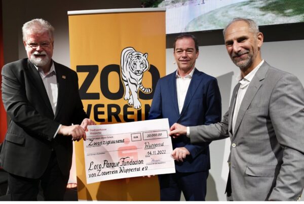 El vicepresidente de Loro Parque, Christoph Kiessling, recibe el cheque del zoo de Wuppertal